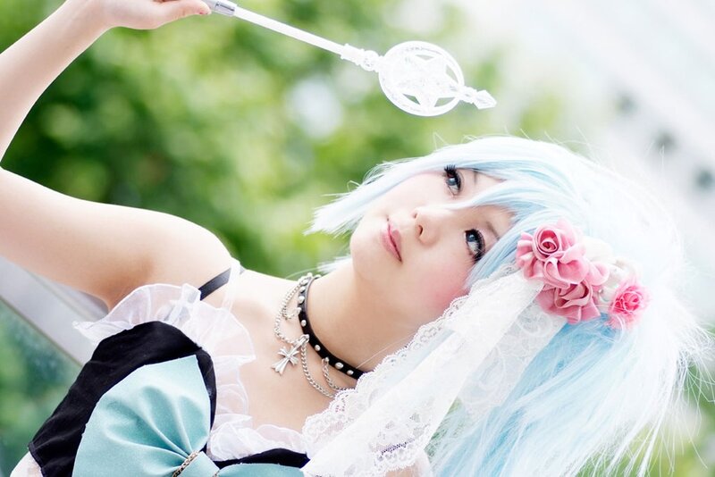 cosplayer with blue hair and wand