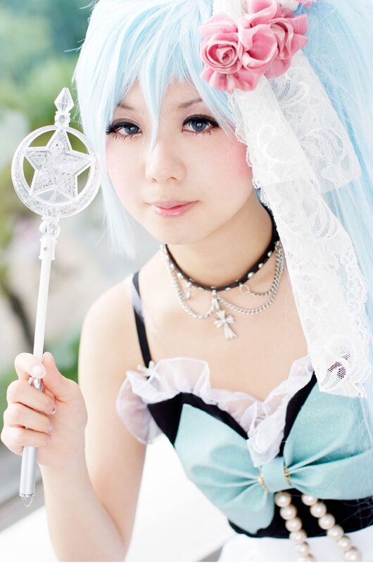cosplayer with blue hair and wand