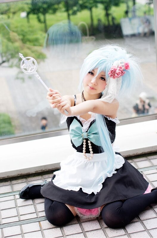 cosplayer with blue hair and wand