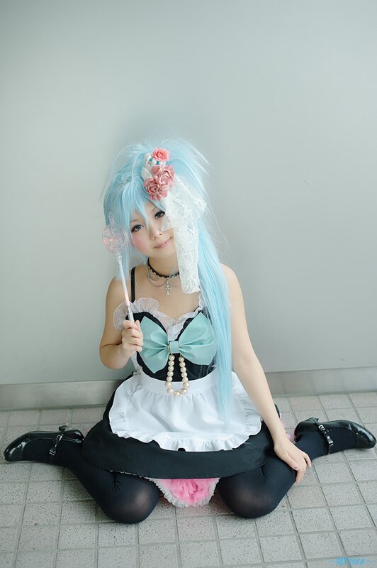 cosplayer with blue hair and wand