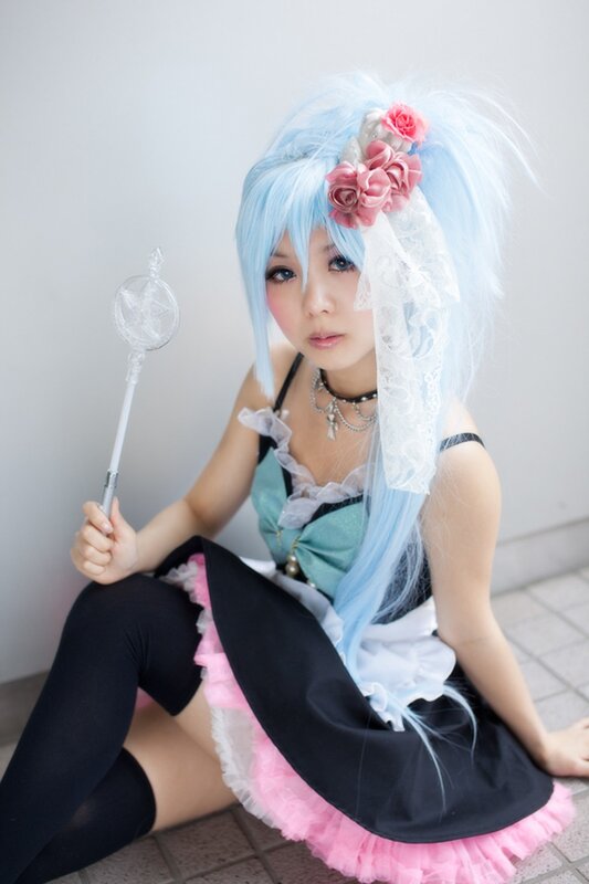 cosplayer with blue hair and wand
