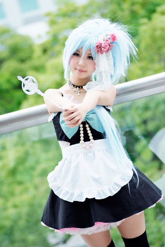 cosplayer with blue hair and wand