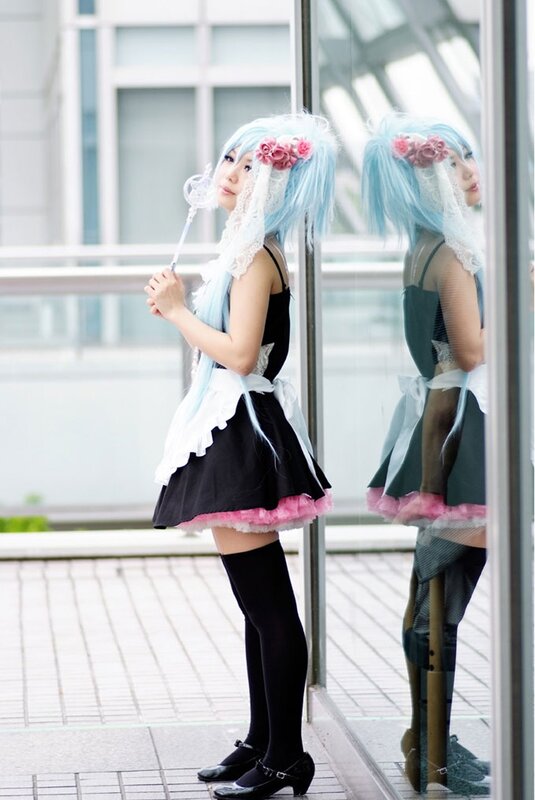 cosplayer with blue hair and wand