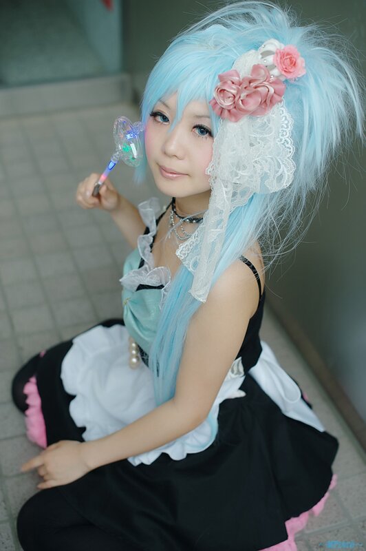 cosplayer with blue hair and wand