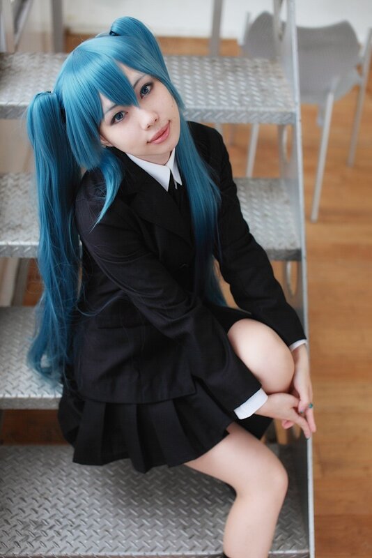 cosplayer with blue hair on stairs
