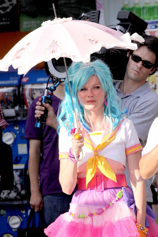 cosplayer with blue wig and pink umbrella