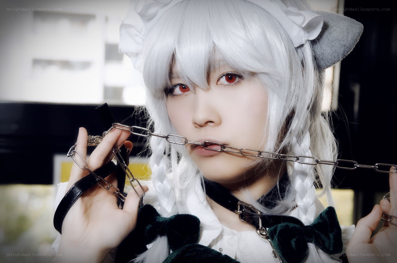 cosplayer with chain in mouth