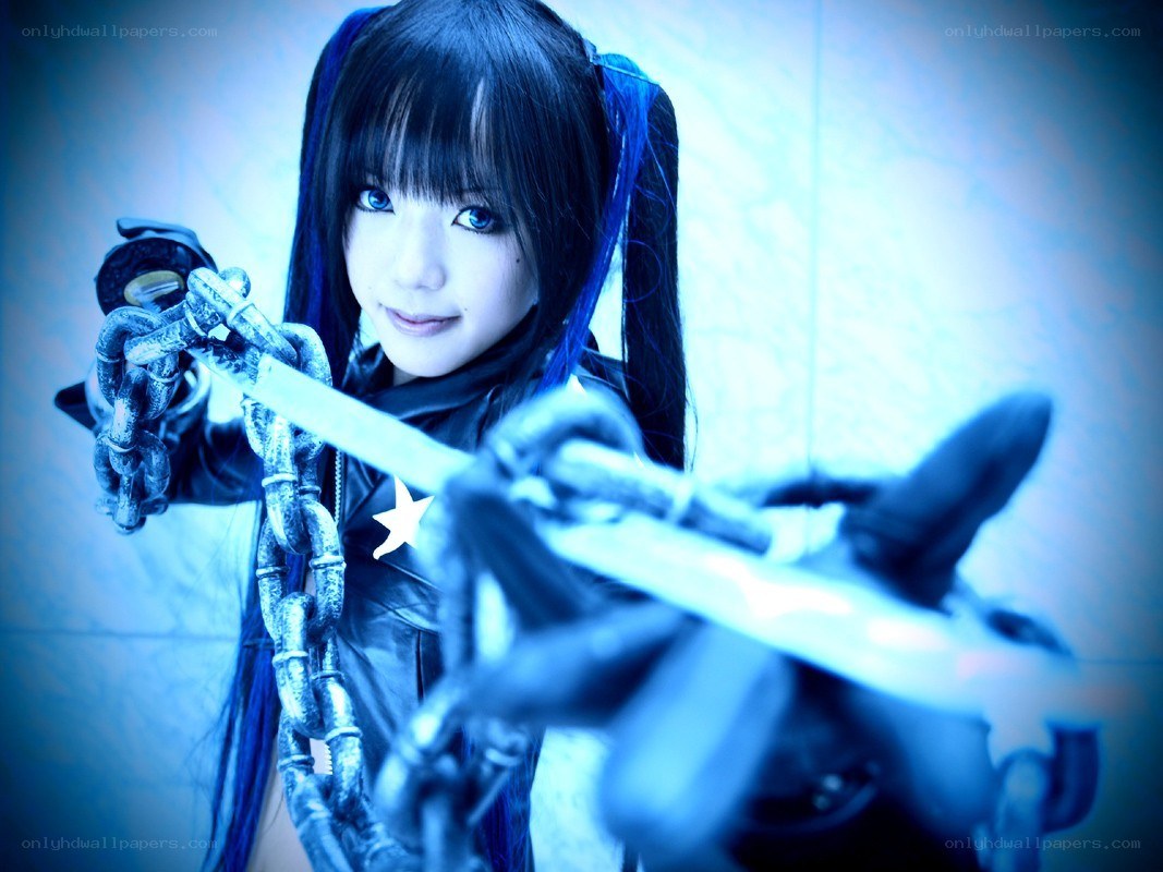 cosplayer with chains and sword