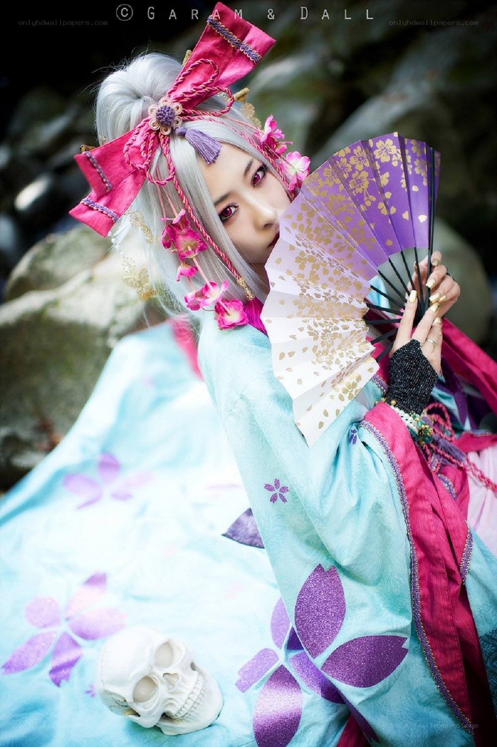 cosplayer with fan and skull