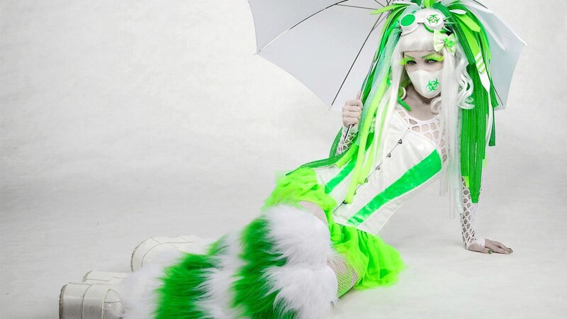 cosplayer with green and white costume