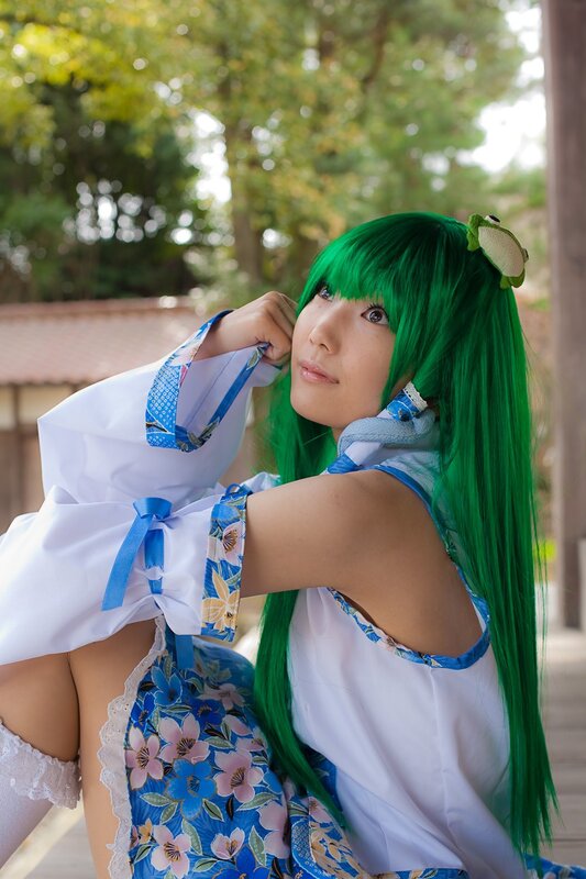 cosplayer with green hair