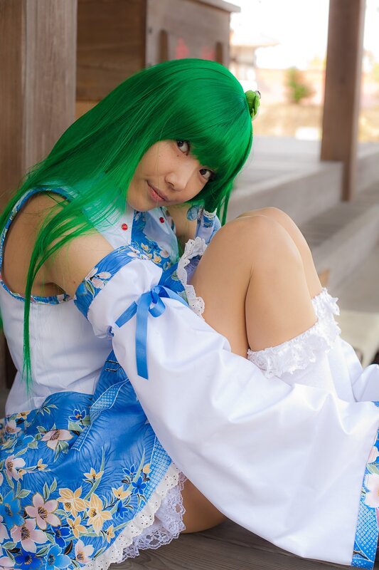 cosplayer with green hair