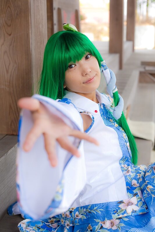 cosplayer with green hair