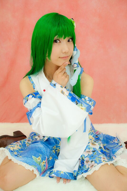 cosplayer with green hair
