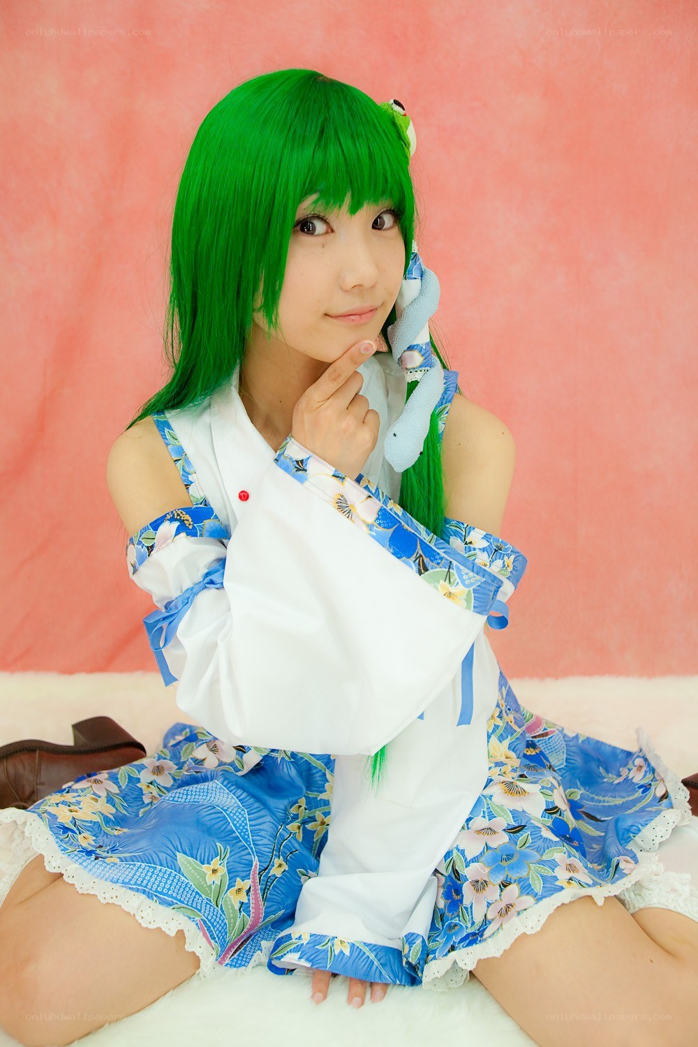 cosplayer with green hair