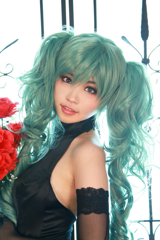 cosplayer with green hair