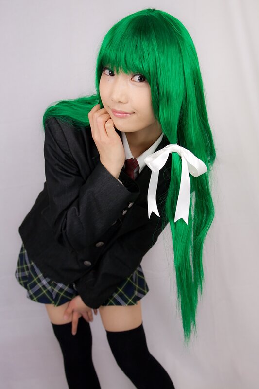 cosplayer with green hair