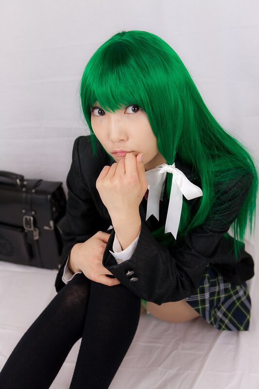 cosplayer with green hair
