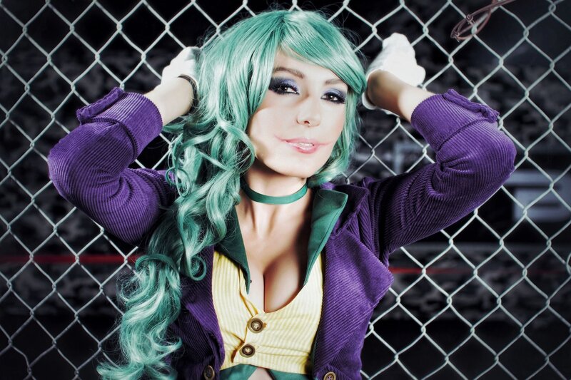 cosplayer with green hair