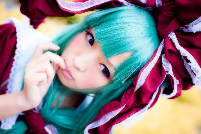cosplayer with green hair