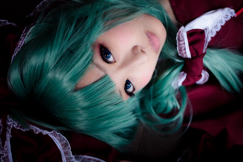 cosplayer with green hair
