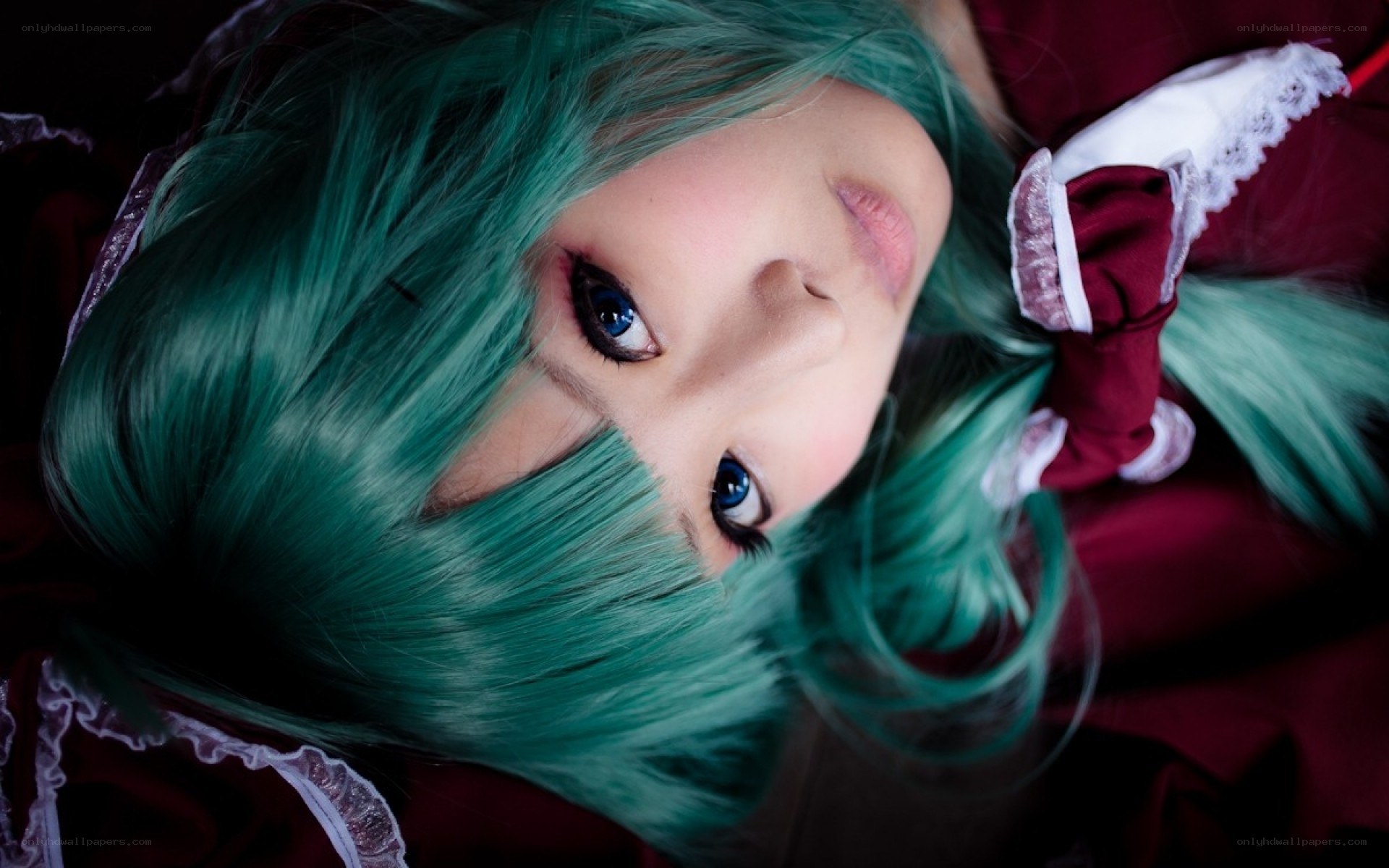 cosplayer with green hair