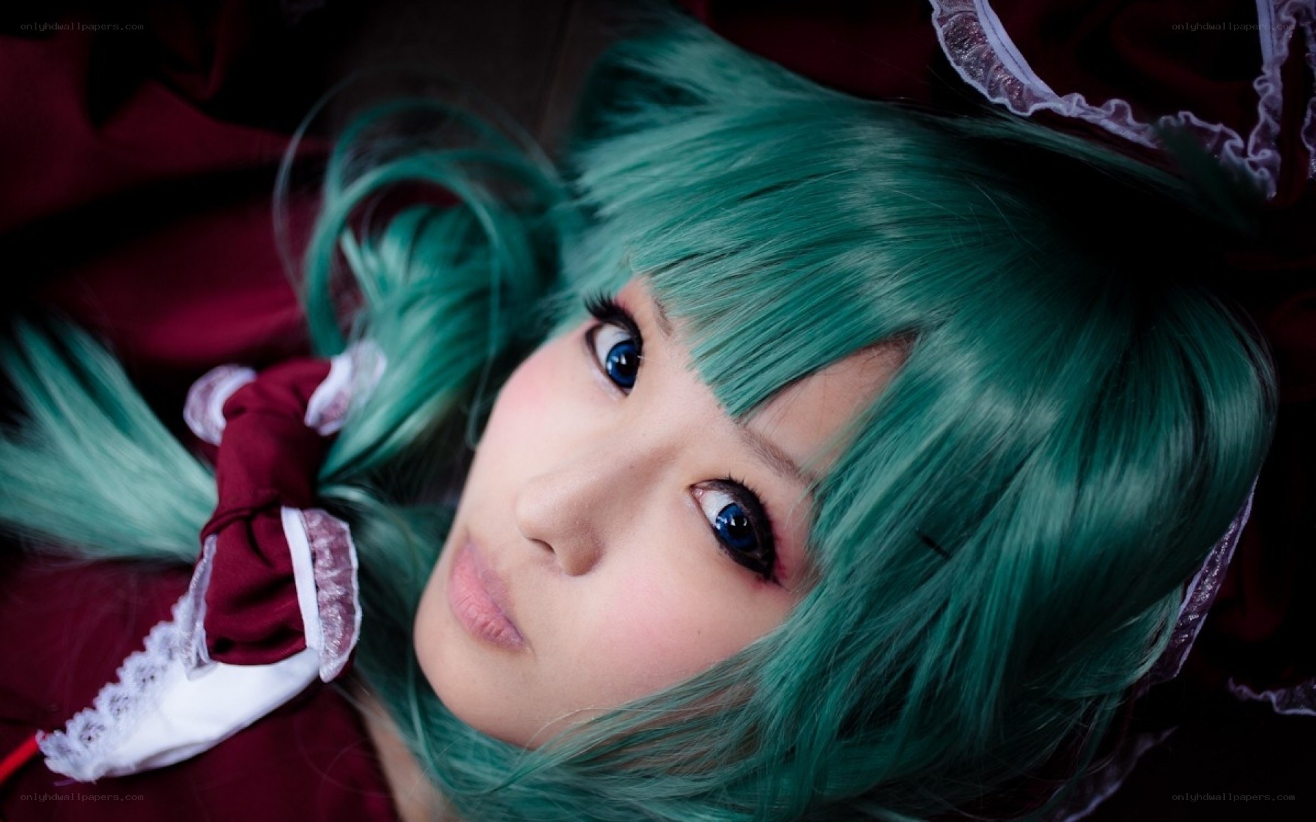 cosplayer with green hair