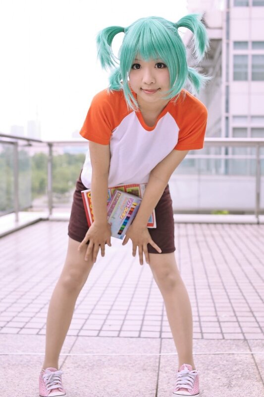 cosplayer with green hair