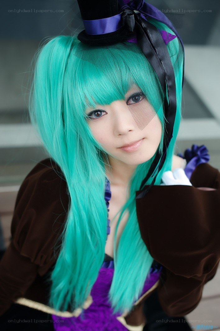 cosplayer with green hair