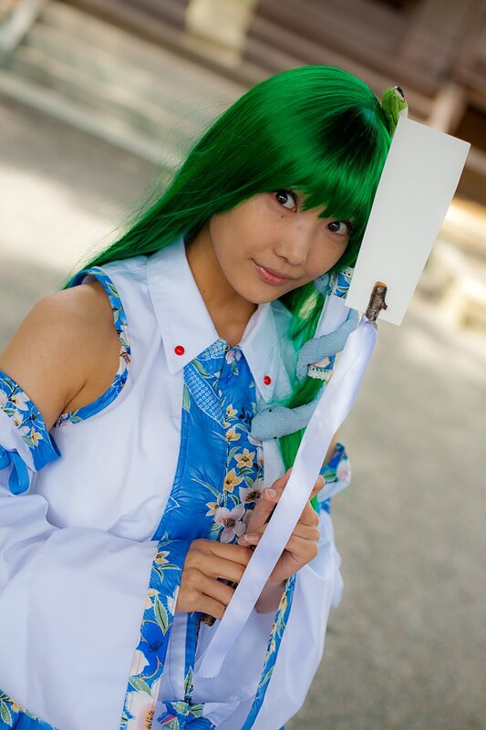 cosplayer with green hair