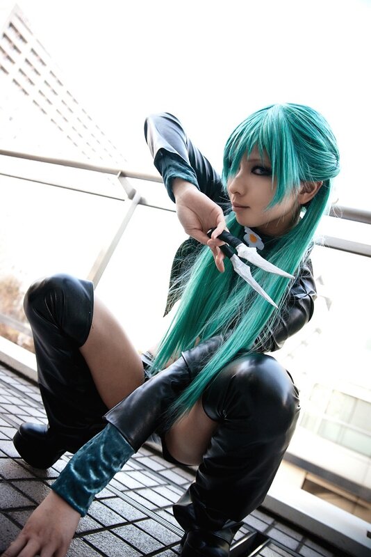 cosplayer with green hair and daggers