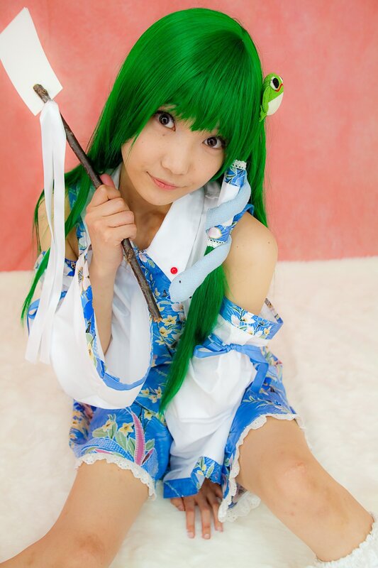 cosplayer with green hair and frog