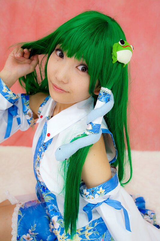 cosplayer with green hair and frog accessory