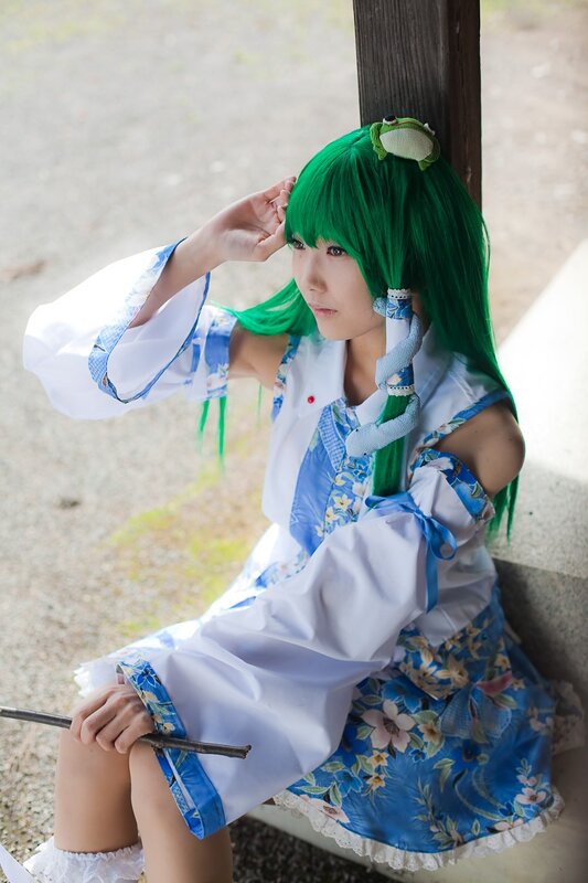 cosplayer with green hair and frog accessory