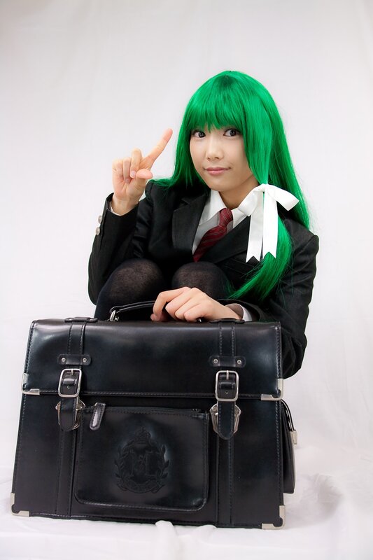 cosplayer with green hair and school bag