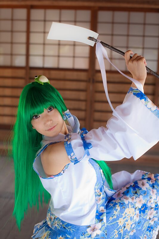 cosplayer with green hair and sword
