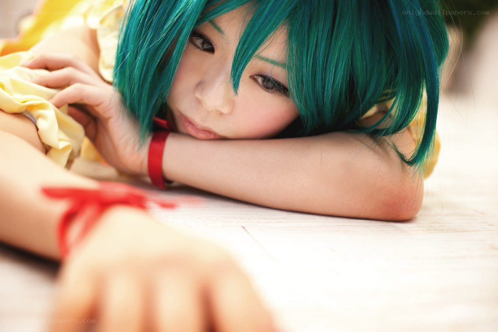 cosplayer with green hair