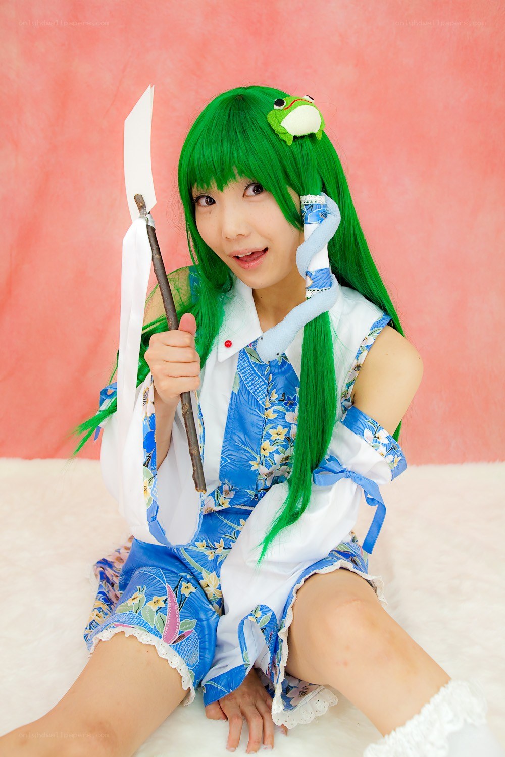 cosplayer with green wig and frog