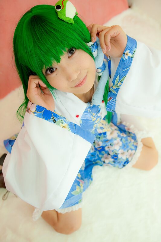 cosplayer with green wig and frog