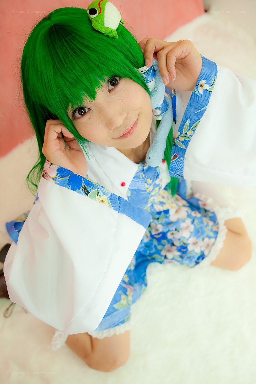 cosplayer with green wig and frog