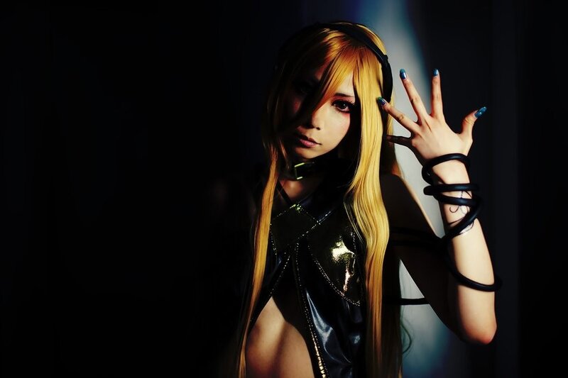 cosplayer with long blonde hair
