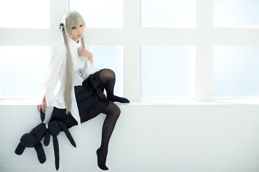 cosplayer with long silver hair