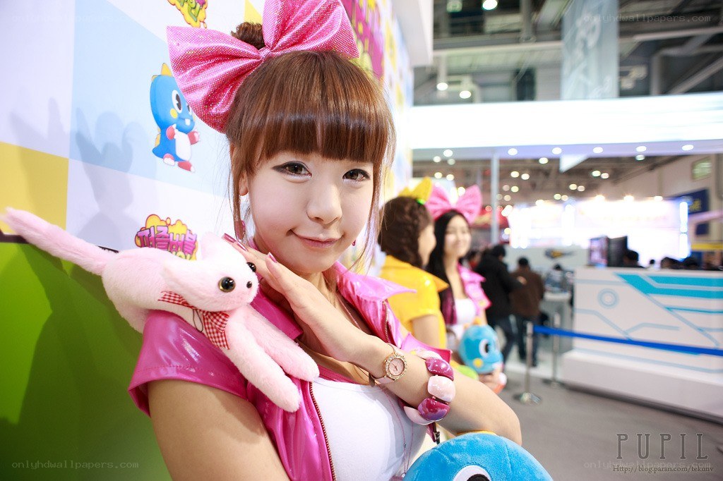 Cosplayer with pink bow at event