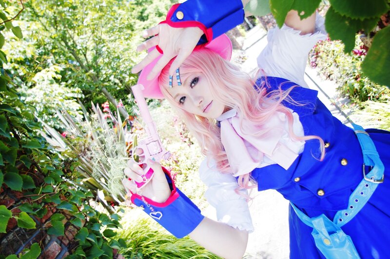 cosplayer with pink gun
