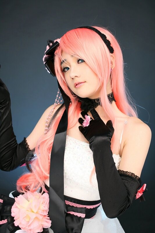 cosplayer with pink hair
