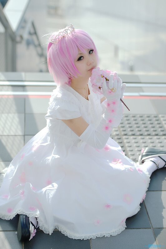 cosplayer with pink hair