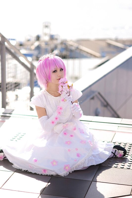 cosplayer with pink hair