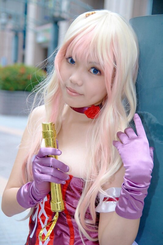 cosplayer with pink hair