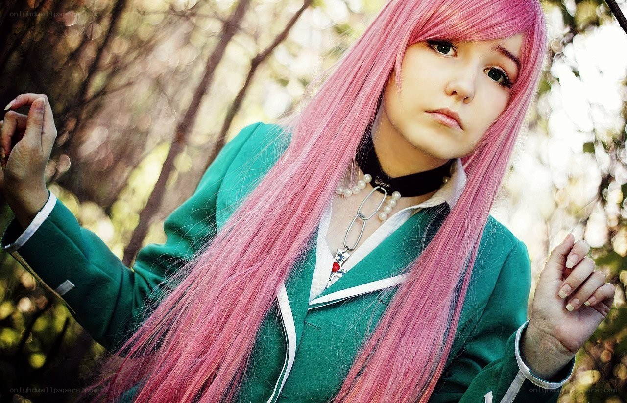 cosplayer with pink hair
