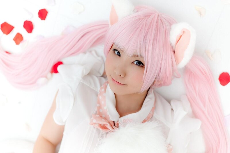 cosplayer with pink hair